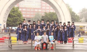 研究生暴雨毕业照火了 老师保持微笑被赞“敬业三宝”