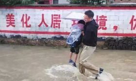 暴雨突袭，老师的这组照片，感动无数网友