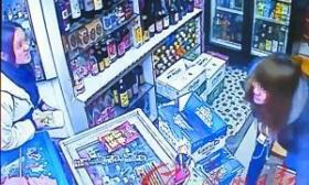 女店主因1元差价打女学生耳光 拉扯时突发病身亡
