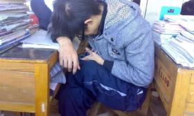 上课玩手机被扣，男生回家后跳楼，千万老师的困境，学生还能管吗