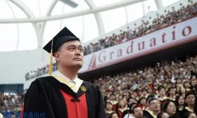 姚明从上海交大毕业：未来是你们的