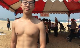 大陆学生率先金门“抢滩料罗湾”：致敬抗战先烈