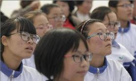 中国青少年近视率居世界第一 手机该不该禁入校园？