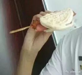 起床先拿馒头在卧室门前拍照？这批暑假作业笑翻网友… 