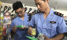 家长当心了 校园周边卖的这个东西竟是“毒玩具”