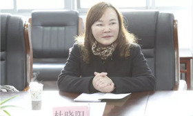 重庆女校长用公款疯狂整容，落马后“连哭都像是在笑”