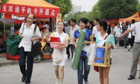 大一新生在网上晒自己宿舍，哭喊着要回家，网友：实在惨不忍睹