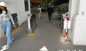 南大鼓楼校区实行全面门禁？校方回应：试运行，分时段管理 