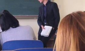 最帅男老师爆红网络，穿西装上课，网友：是你吗？都敏俊