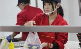女大学生不用家里出学费，还往家里寄钱，看到她的生活网友沉默了