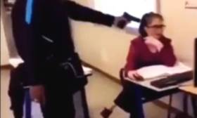 学生课堂上拿假枪威胁老师