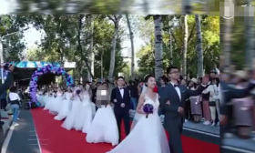62对南开毕业生集体结婚，校长亲唱校歌，还集体发“婚戒”