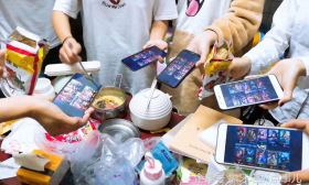 女大学生宿舍王者开黑，晚餐却成了关注焦点，网友：儿时的味道