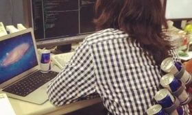 中国留学生为迟到道歉 加拿大老师知道原因后呆坐半天