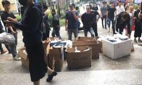高校禁外卖入校 商家免费送饭给学生