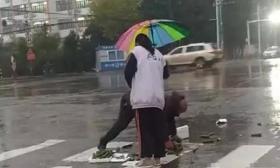 高二女生为卖菜老人撑伞成“网红” 被赞为“最美撑伞背影”