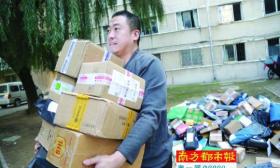 博士生送快递8年将面临失业 称打算去高校当教师