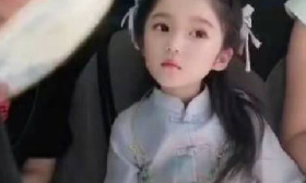 小学生穿汉服上学，老师纷纷拍照，网友：好看得像小天使