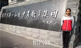 校名让学生来写！初二女生的字成学校门面