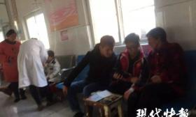学生生病老师输液室里辅导作业 网友：孩子就送到他班级