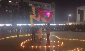 中学生当街下跪向老师求婚，看到老师转身的背影，网友：真有眼光