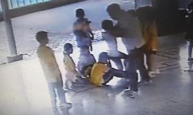 台湾一小学老师被曝长期体罚学生 抓孩子撞墙