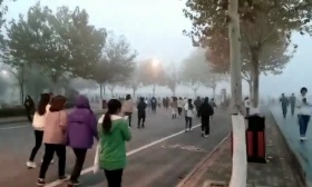 郑州一高校被指雾霾天强迫学生晨跑，校方否认