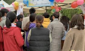 高校举办美食节让学生体验创业 校园里冒出“小吃一条街”