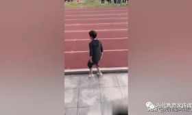 女老师8秒视频火了！网友热议：能跟学生走得近的老师是什么样？