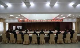 云南省教育厅来我市调研中职学校看望云南学生