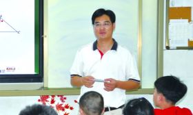 孙友权：愿做园丁勤浇灌，甘为烛炬尽燃烧