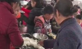 大妈抢小学生饭菜 校方:限制外来人员入校