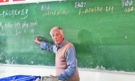 九旬教师叶连平：我希望呼出的最后一口气是在讲台上
