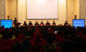 “文学进校园公益行动”受到扬大附中东部分校学生热捧