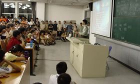 10万人选课！大学老师把课讲成相声，却有人反对... 