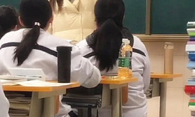美女老师课上唱沙漠骆驼，学生偷拍，害羞一笑，网友：心动的感觉