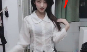 女大学生宿舍自拍，挂着的东西亮了，网友：妹子，下回注意点