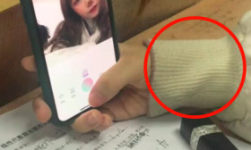 女大学生在教室自拍，本以为是校花，镜头一转，转头就跑