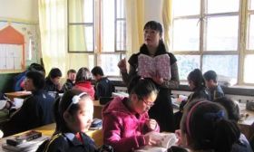 今天让老师跪下，明天整个民族就会跪下！ 