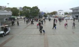 泰州火车站一对男女拉着一名学生不放 原来……