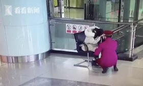 武汉某大学女生生理期未穿秋裤痛倒地铁站 网友：不能让我妈看到