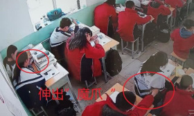 小学生骚扰女同学，监控记录下“他的手”，网友：小流氓