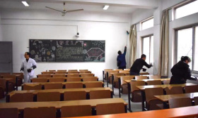 安徽一大学组织学生粉刷教室 校方：为营造诚信考试环境