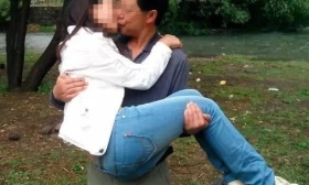 大学教授人面兽心，性骚扰女大学生致其怀孕，网友：都不是好东西