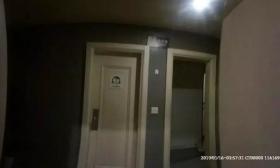女生冲进网吧拼命找穿灰色布鞋男人:这人是变态狂