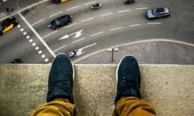 心痛！辽宁一高中生坠楼身亡，身上还穿着校服