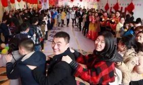 又是别人家学校！给学生发200“压岁钱”！