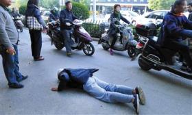 大学生录像后扶起倒地男子 被扶者妻子：可以理解