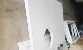 为救 3 岁娃，女大学生舍身挡住 400 斤重广告牌
