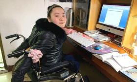 江苏镇江：脑瘫女孩没上过一天学 用唇“吻”出180万文字